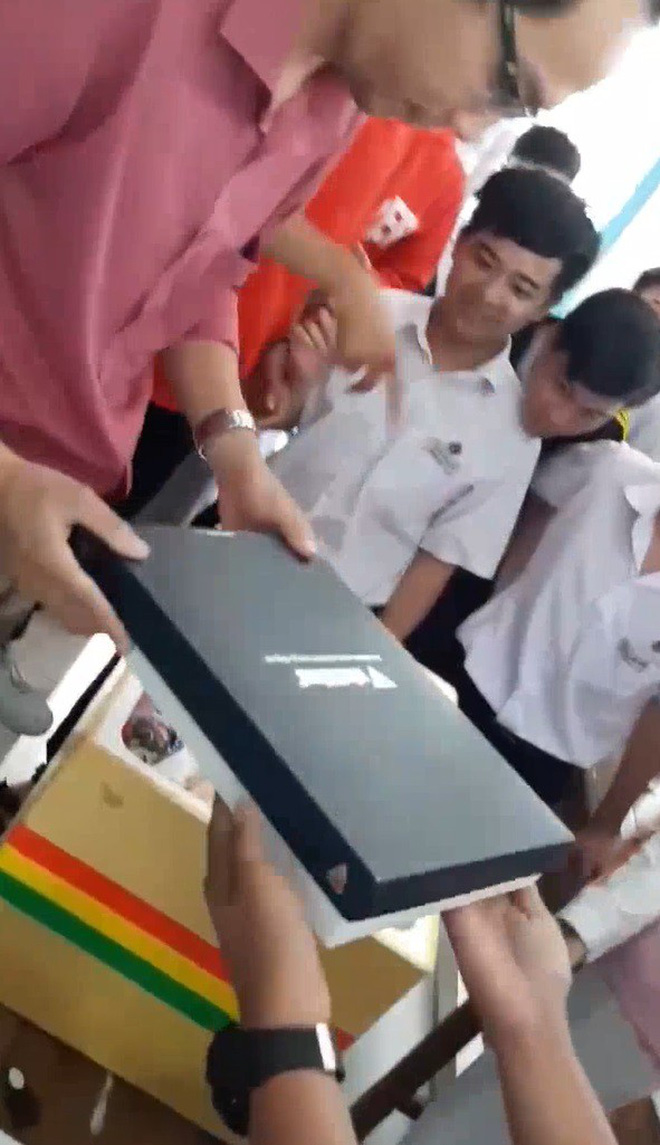 Học sinh tặng sinh nhật thầy thùng xốp chứa cả tiệm tạp hóa gây sốt Học sinh tặng sinh nhật thầy thùng xốp chứa cả tiệm tạp hóa gây sốt